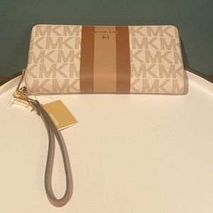NWT MICHAEL KORS Logo Stripe Continental Wristlet Wallet - Vanilla & Acorn